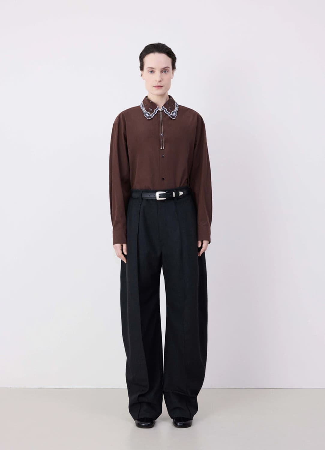 르메르 24FW 커브드 볼륨 테일러드 팬츠 캐비어 40 상품이미지1