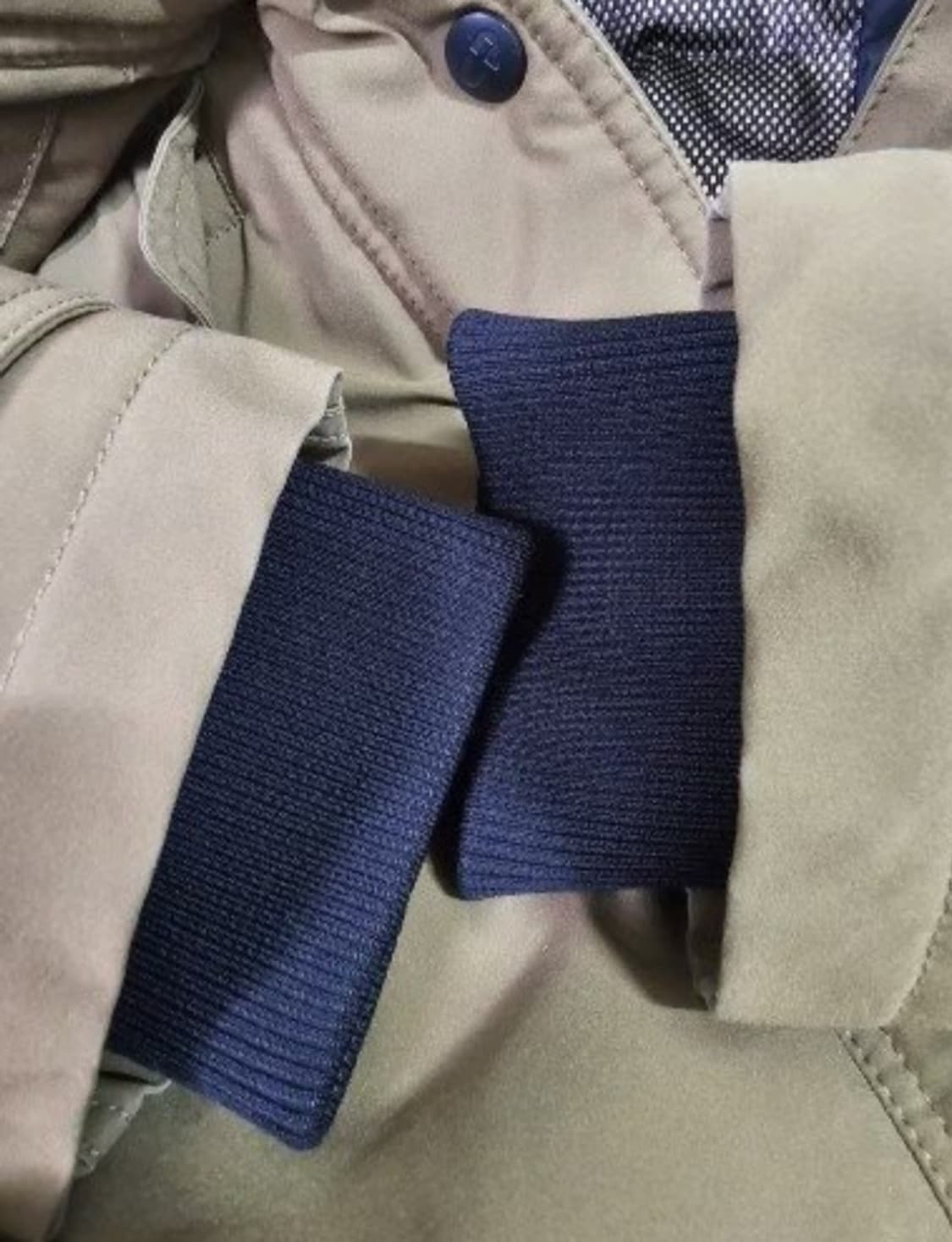 알피나 베어트랙 천연여우털  거위솜털90% 카키색 패딩 90 상품이미지8