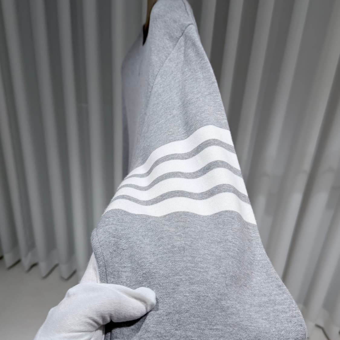 (A+/7) / 톰브라운 사선완장 클래식 그레이 맨투맨 상품이미지2