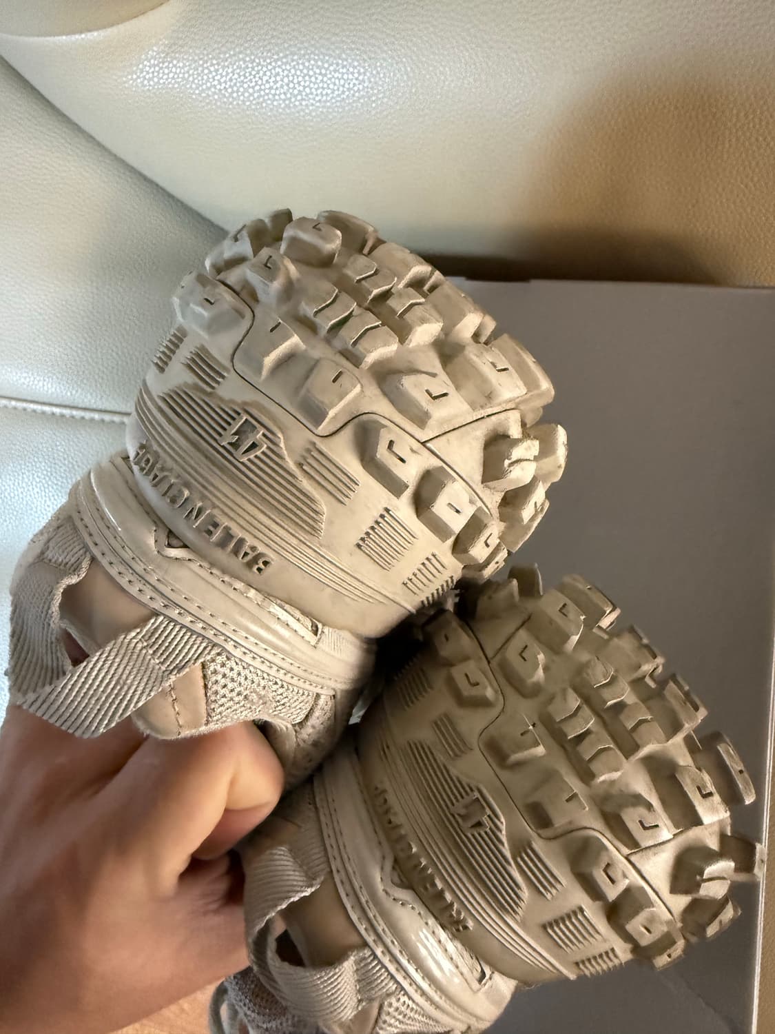 발렌시아가 디펜더 41 베이지 상품이미지3