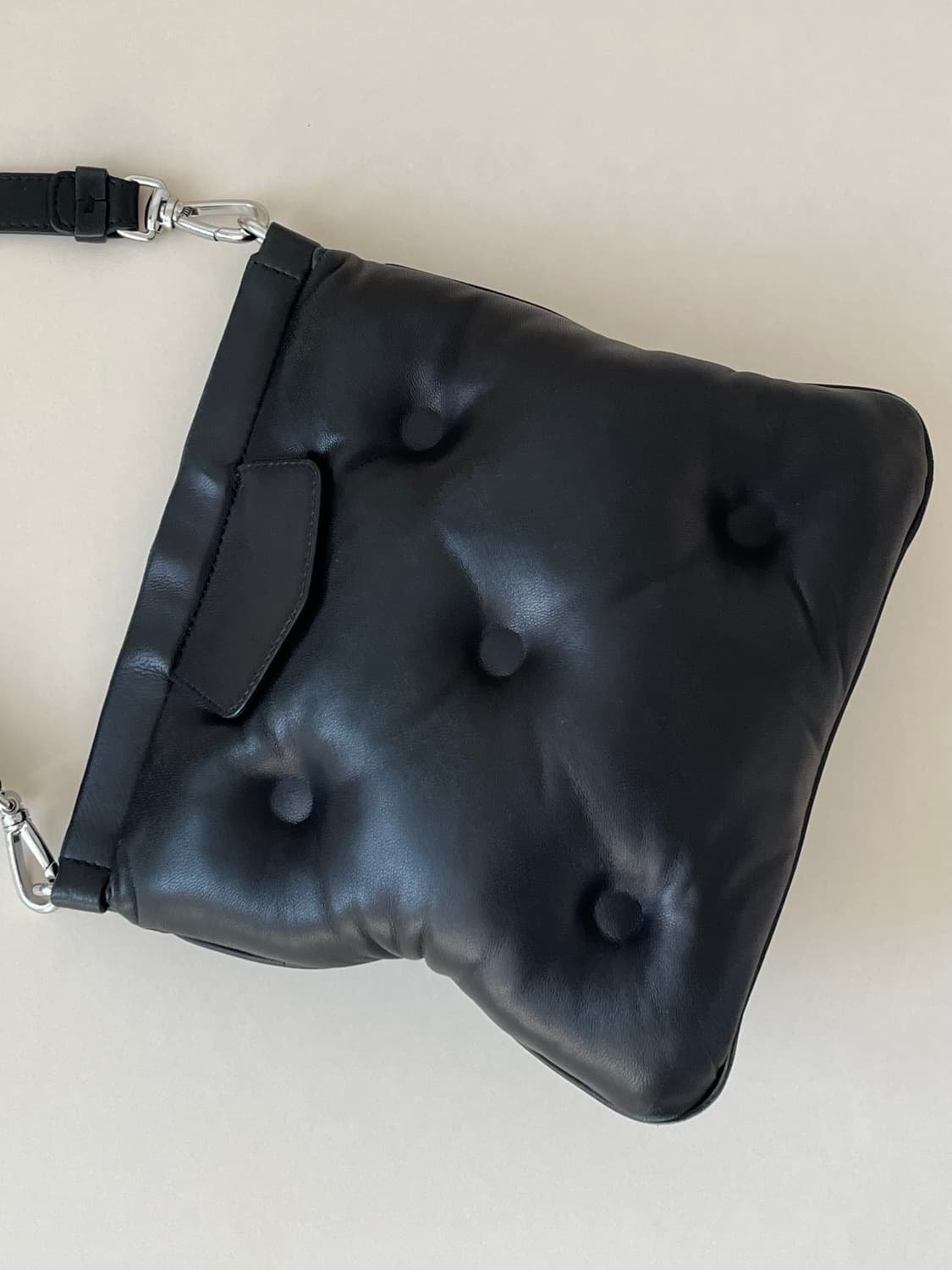 메종마르지엘라  글램 슬램 플랫 로고 크로스백 블랙 상품이미지3