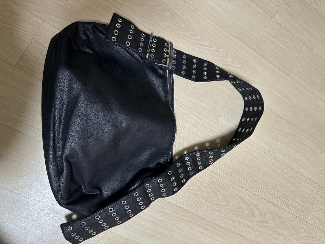 Weekday 크랙레더 숄더백 상품이미지3