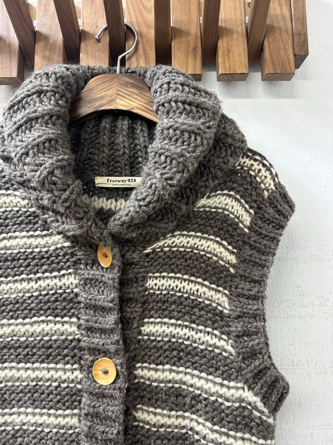 헤비울 우드단추 스트라이프 숄카라 니트 베스트 상품이미지3