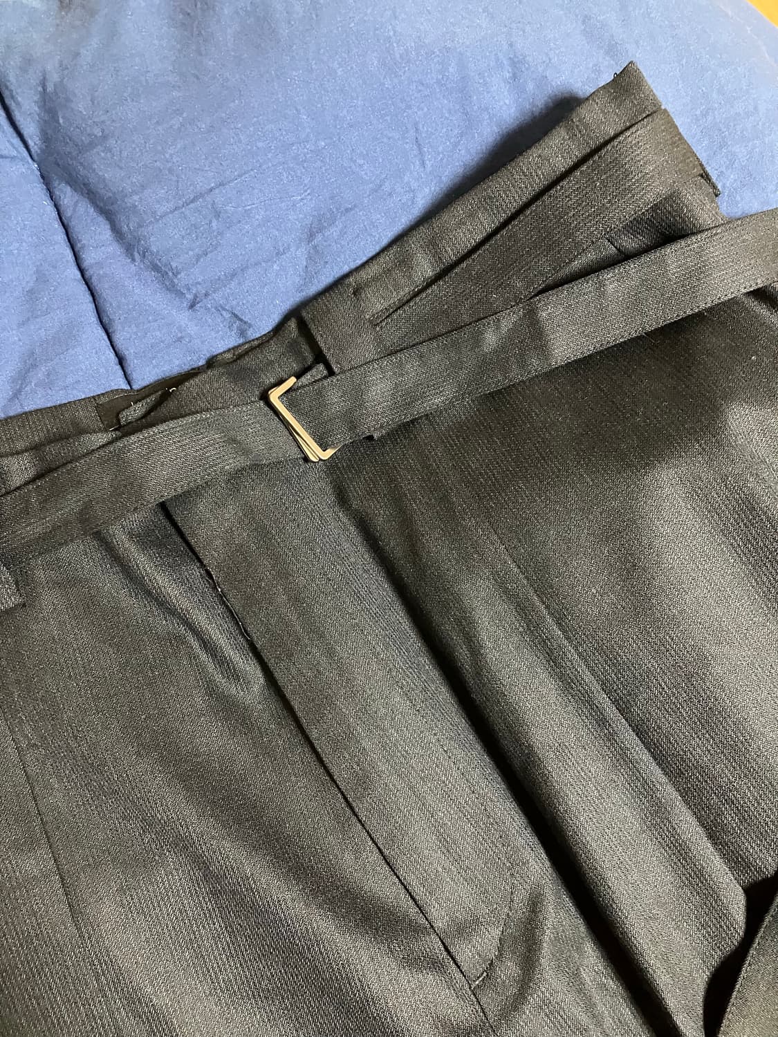 해칭룸 다트 벨티드 팬츠 V2 블랙 해링본 스트라이프 상품이미지1