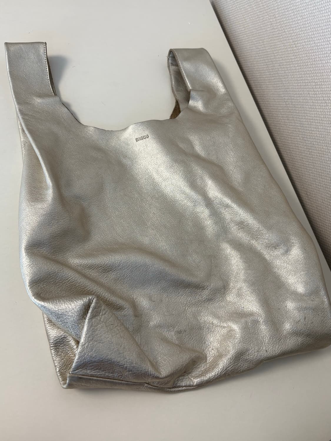 BAGGU 골드 메탈릭 가죽 숄더백 상품이미지1