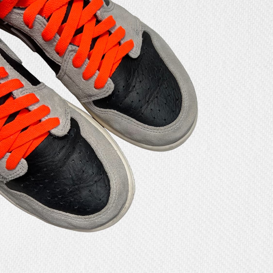 260 조던1 레트로 하이 네추럴 그레이 하이퍼 크림슨 상품이미지4