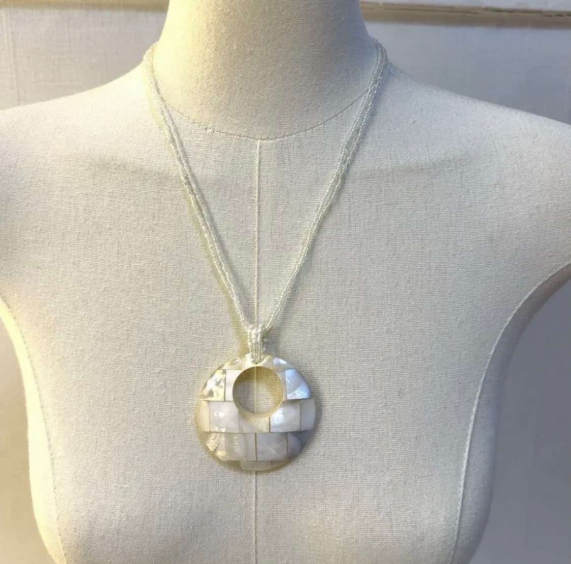 오리엔탈 페어리 원형 자개 목걸이 상품이미지1