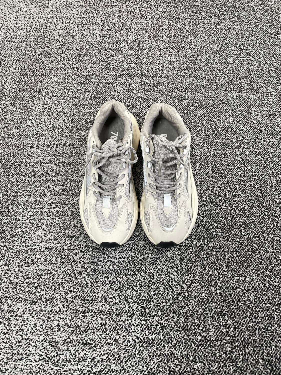 빈티지9. 아디다스 이지 부스트 700 V2 스태틱 운동화 러닝화 상품이미지2