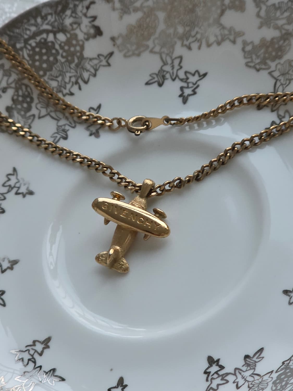 지방시 금장 Givenchy 로고 비행기 목걸이 상품이미지1
