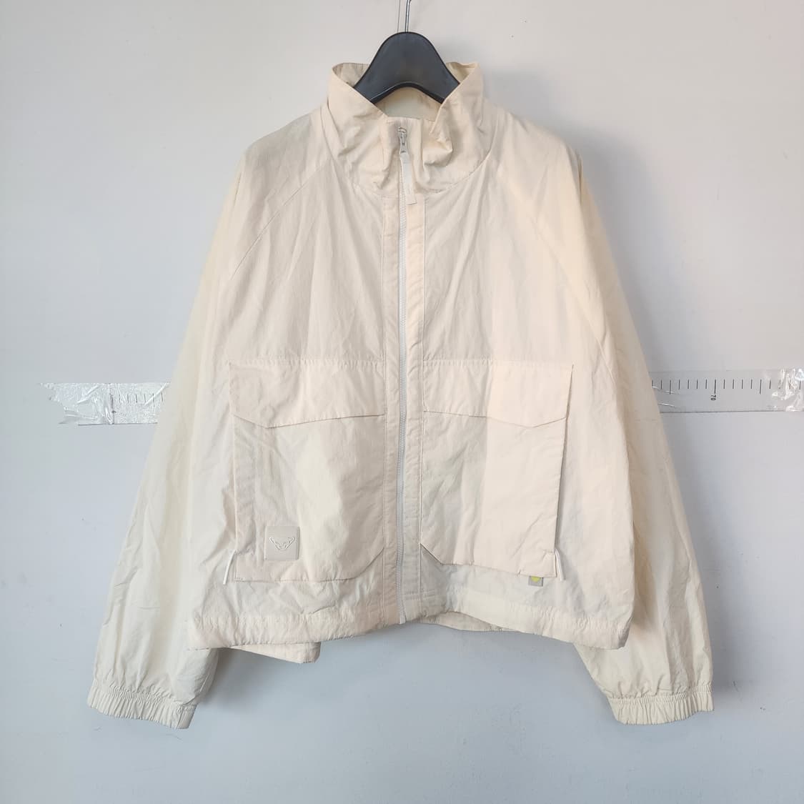 다이나핏 아이보리색 포켓 바람막이 점퍼 상품이미지1