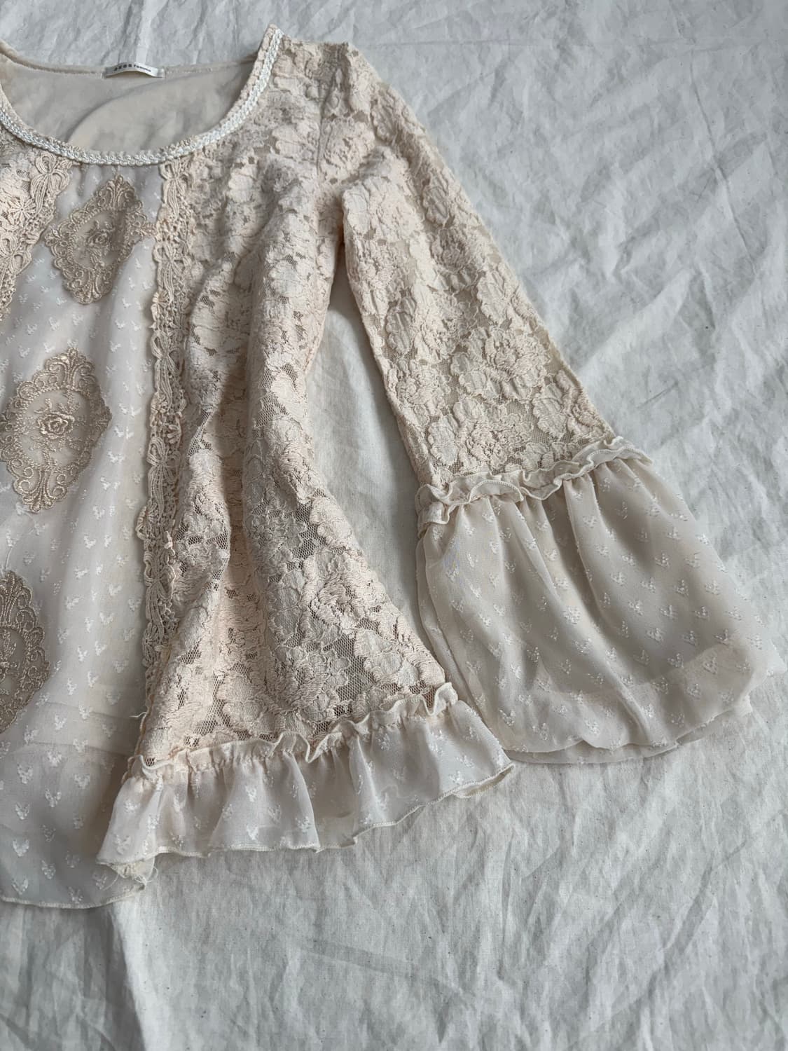 엑시즈팜 베이지 엔틱 핀터 페어리 레이스 블라우스 상품이미지3