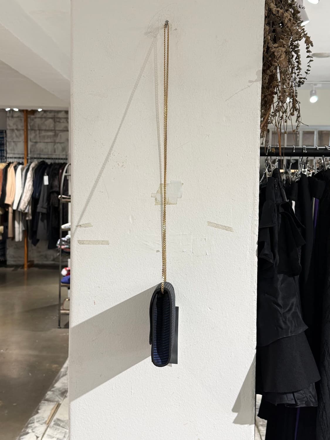 입생로랑 블루 인 텔라 네로 크로스백 상품이미지4