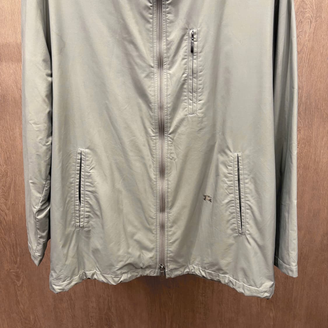 버버리 하이넥 해링턴 윈드 브레이커 자켓 로고 자수 디테일 카키 베이지 상품이미지5