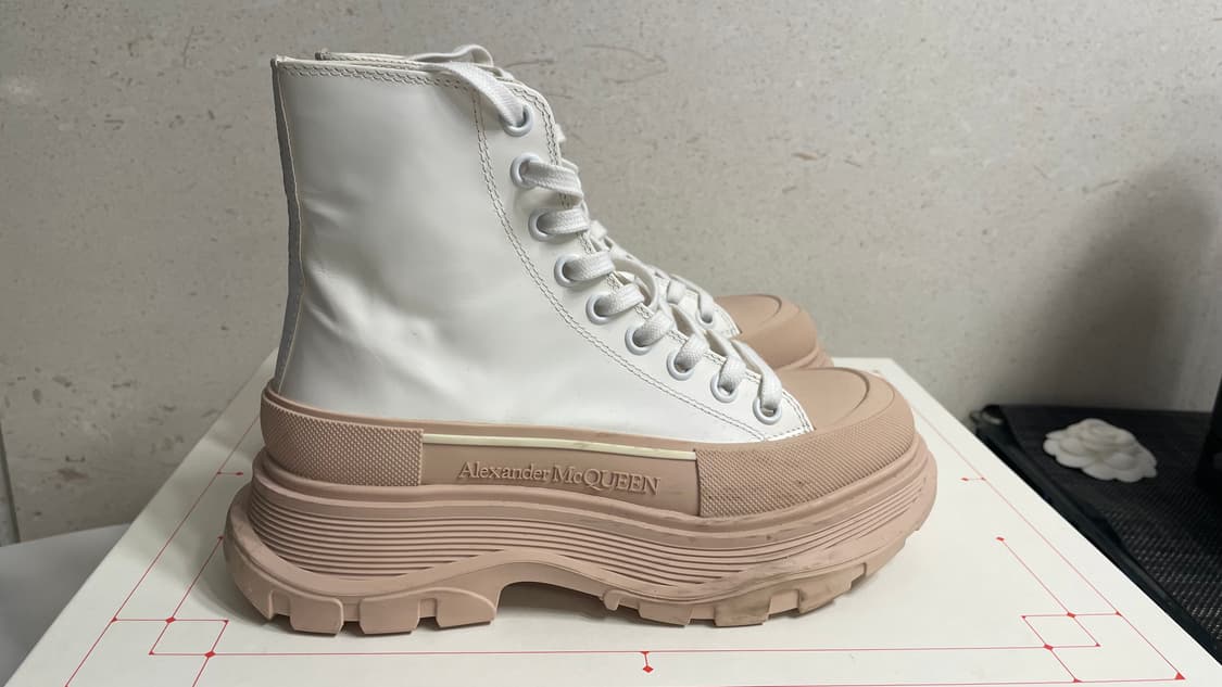 알렉산더 맥퀸 화이트 핑크솔 트레드슬릭 부츠 상품이미지1