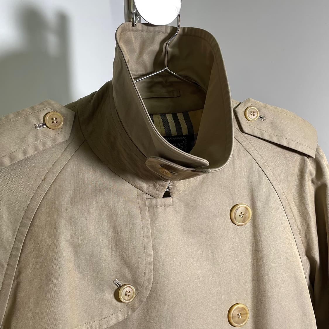 버버리 노바체크 안감 더블 견장 로브 트렌치 코트 상품이미지4