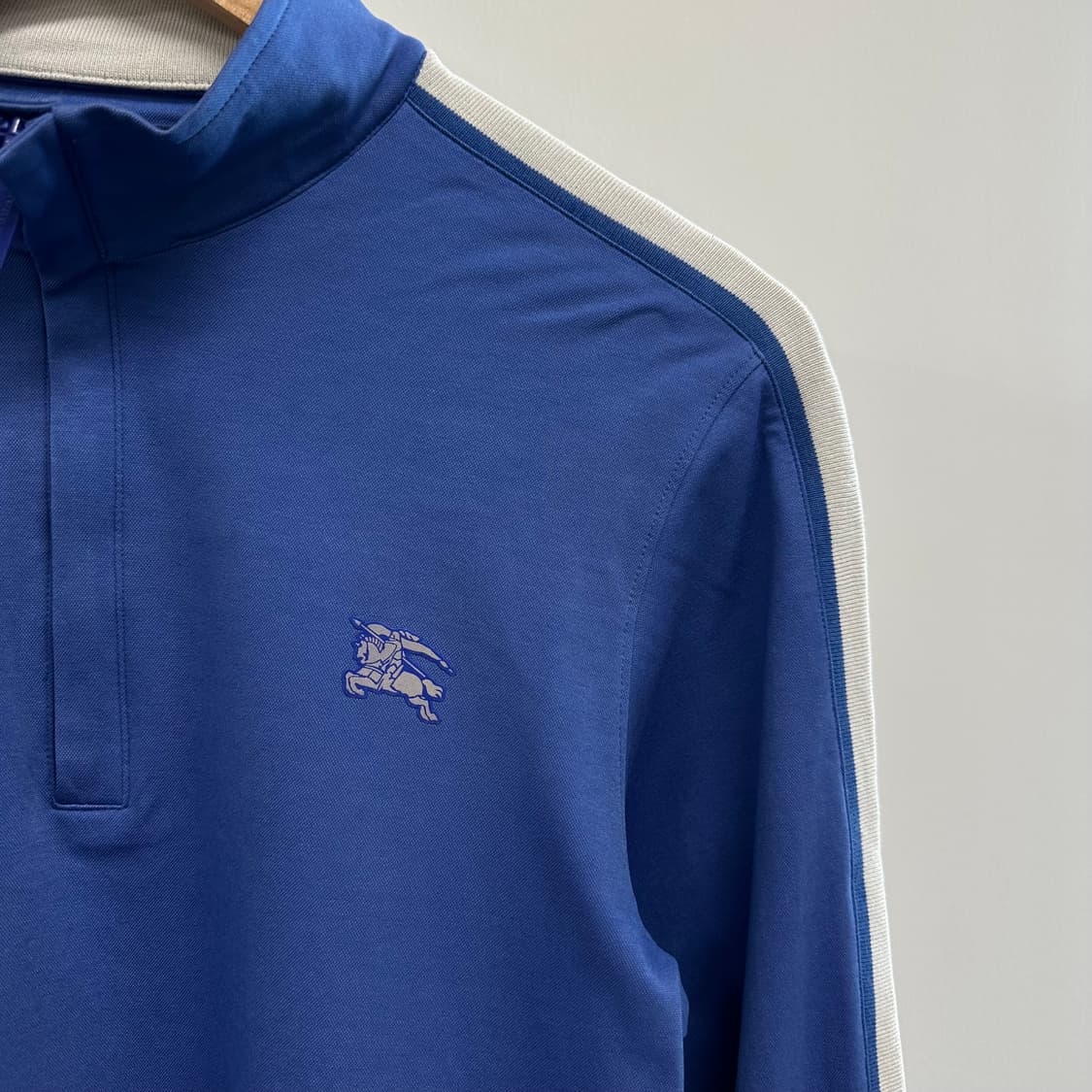 버버리 사이드 라인 로고 하프집업 맨투맨 상품이미지3