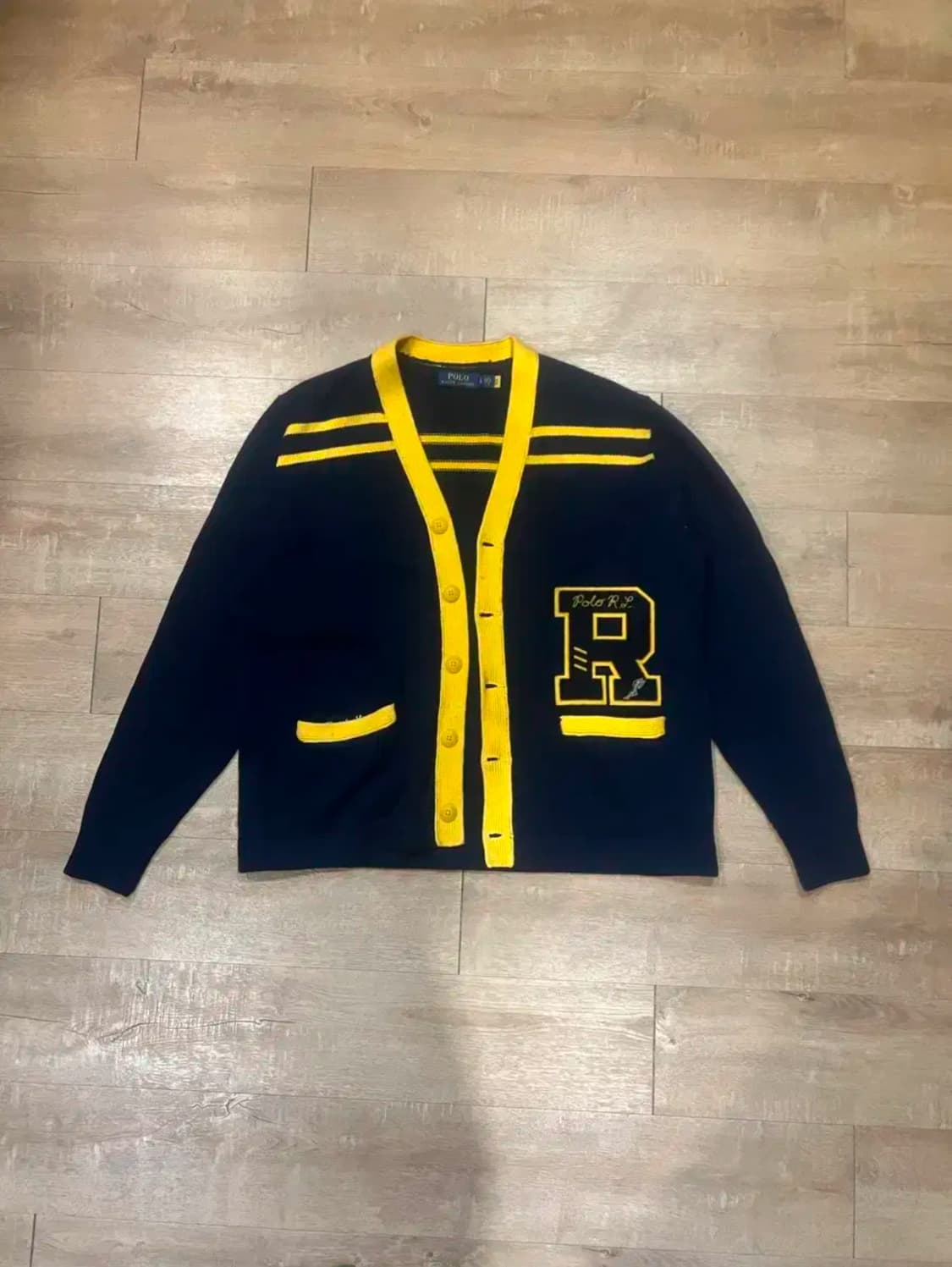 폴로 랄프로렌  남성 코튼 린넨 핀 배지 레터드 카디건 상품이미지1