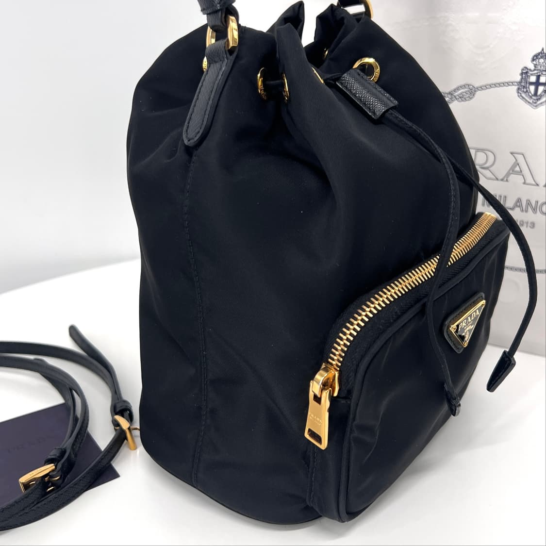 프라다 삼각로고 나일론 테수토 버킷백 블랙 상품이미지7
