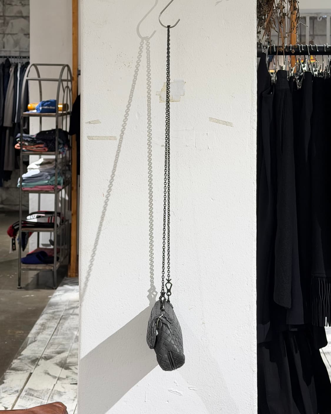 보테가 베네타 차콜 인트레치아토 나파 미니 체인 크로스백 상품이미지5