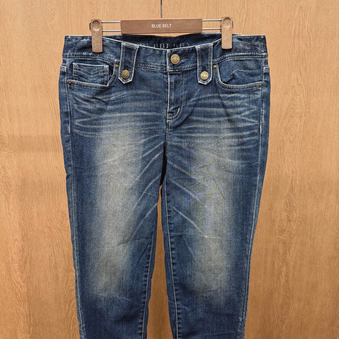 버버리 데님 팬츠 캣워싱 페이딩 버튼 탭 디테일 슬림 페이퍼드핏 중청 상품이미지4