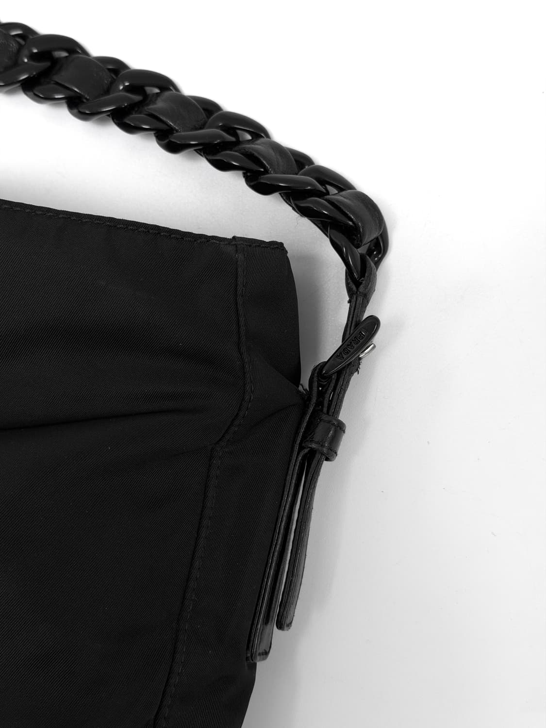 프라다 나일론 플라스틱 체인 크로스백 상품이미지5