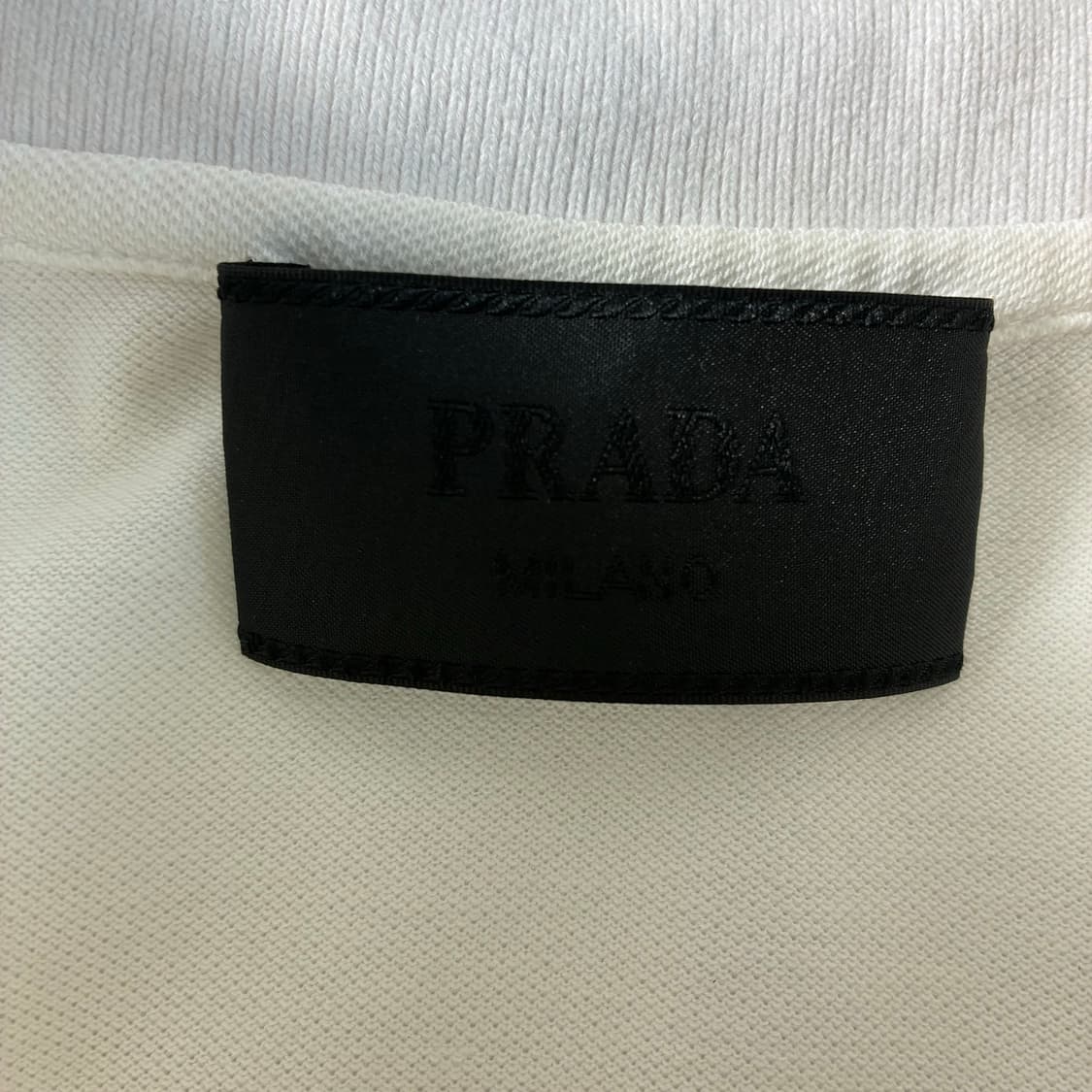 Prada  프라다 레드탭 에나멜 트라이앵글 반팔티셔츠  상품이미지5