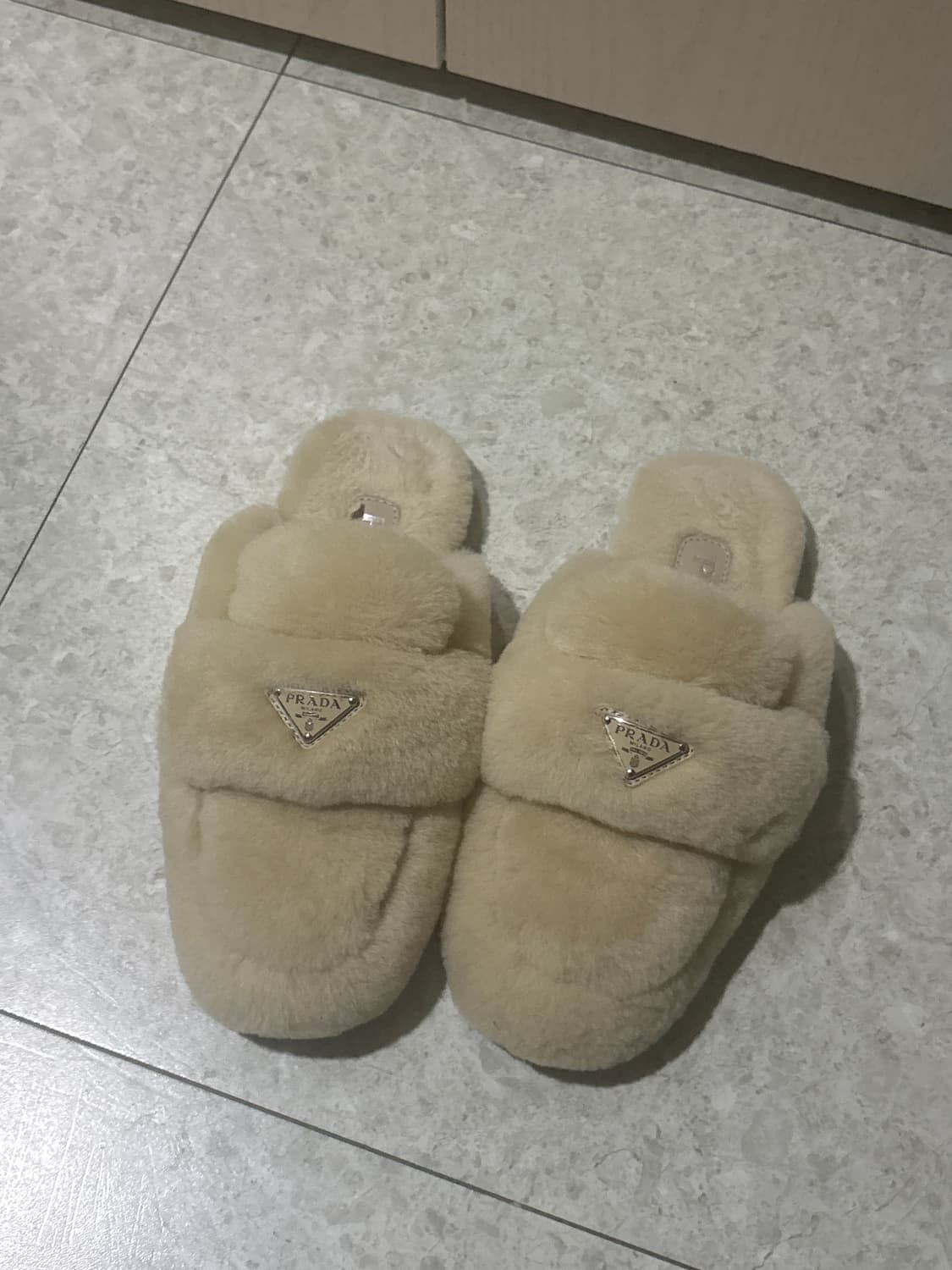 프라다 베이지 털 슬리퍼 (230) 상품이미지1