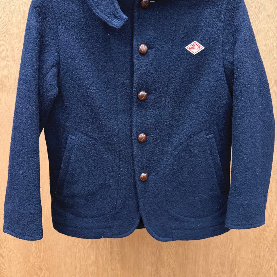 단톤 울 싱글 자켓 다이아몬드 로고 패치 브라운 버튼 포켓 디테일 네이비 상품이미지5