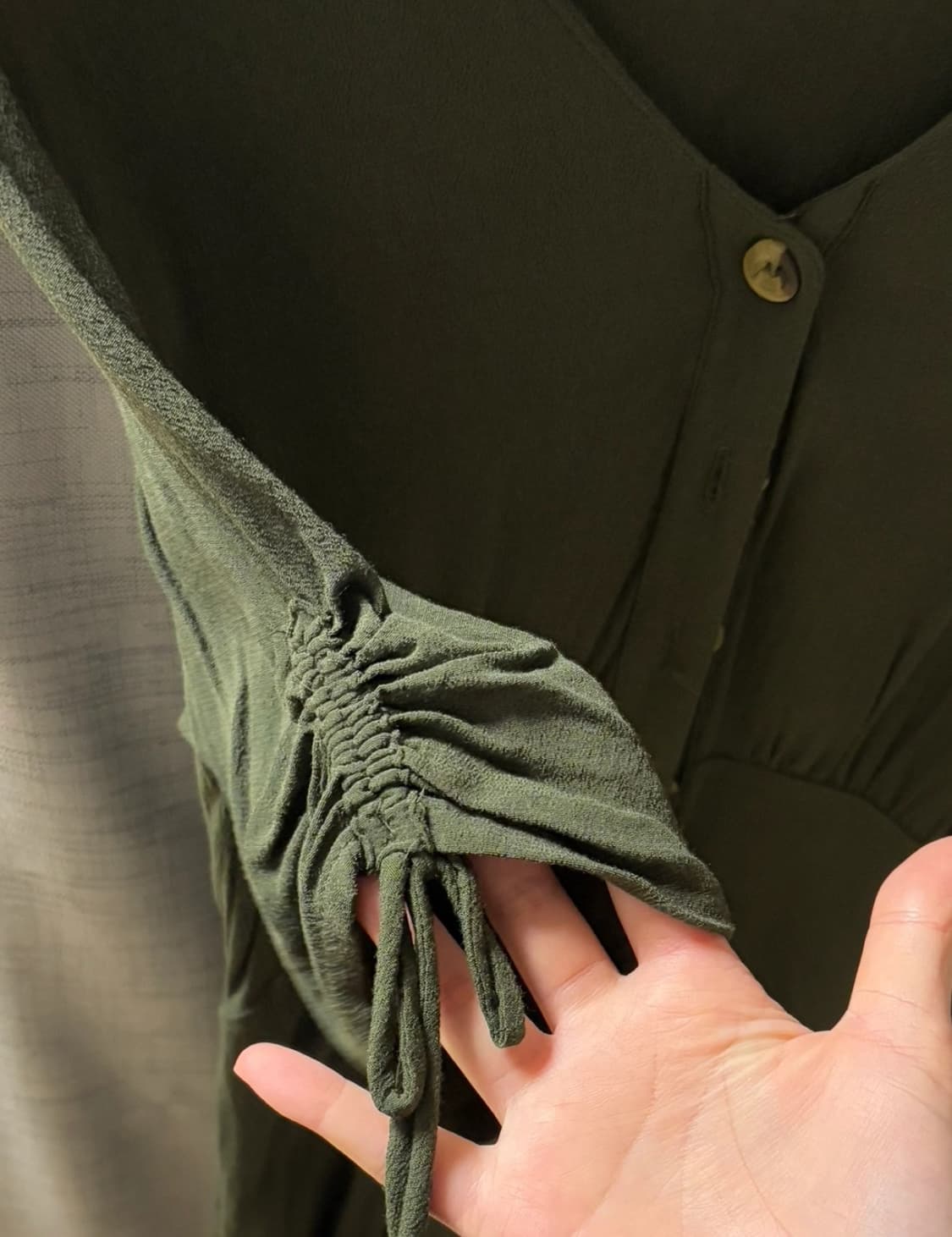 H&M 그린 버튼 셔링 원피스 상품이미지2