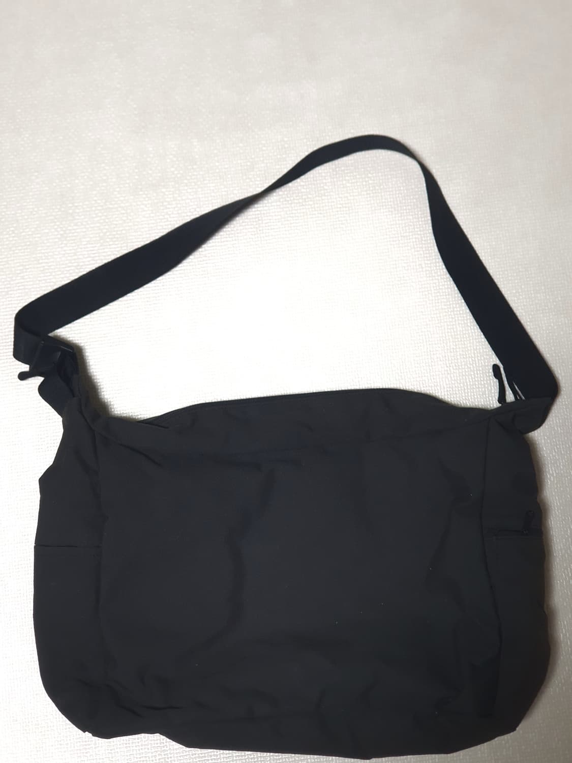 유니클로 메신저백 블랙 상품이미지1