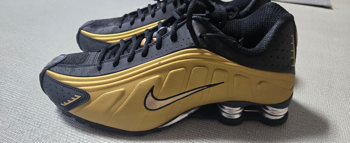 나이키 W 샥스 R4 골드 290사이즈 상품이미지1