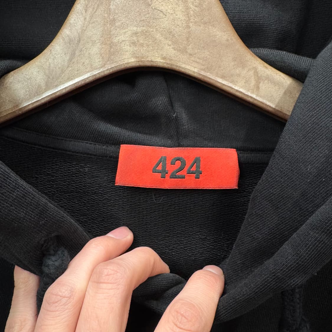 424 후드티 시그니처 자수 로고 암밴드 포인트 블랙 레드 상품이미지6