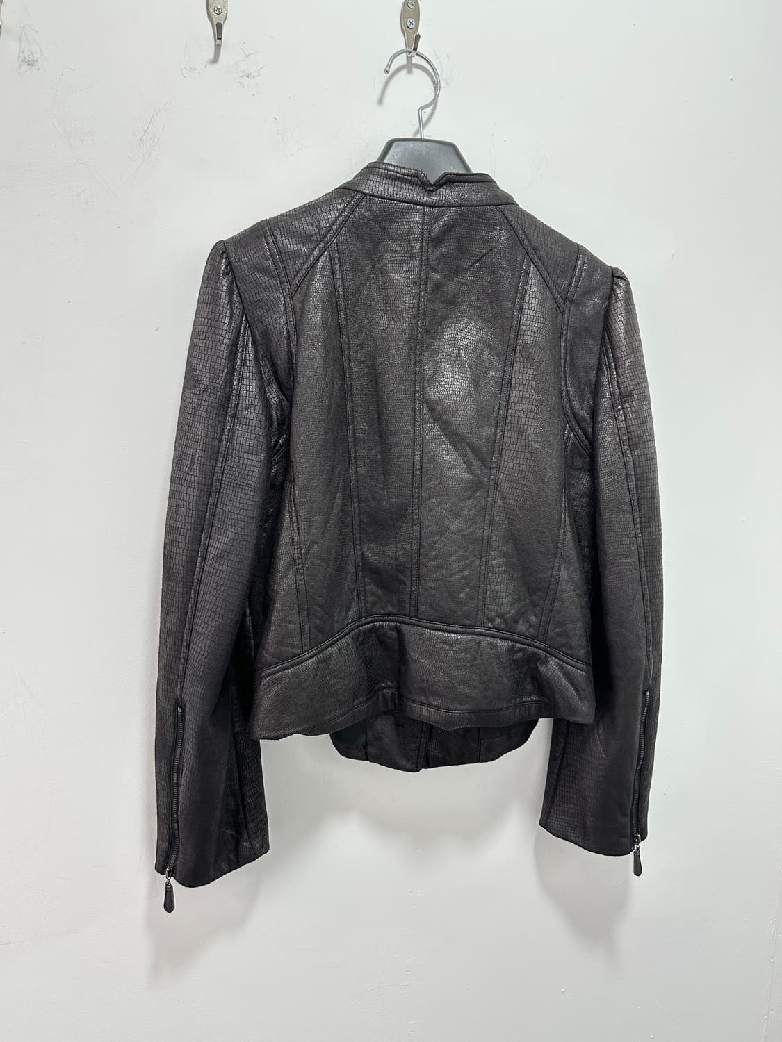 Asymmetric croco pattern dark brown jack 상품이미지9