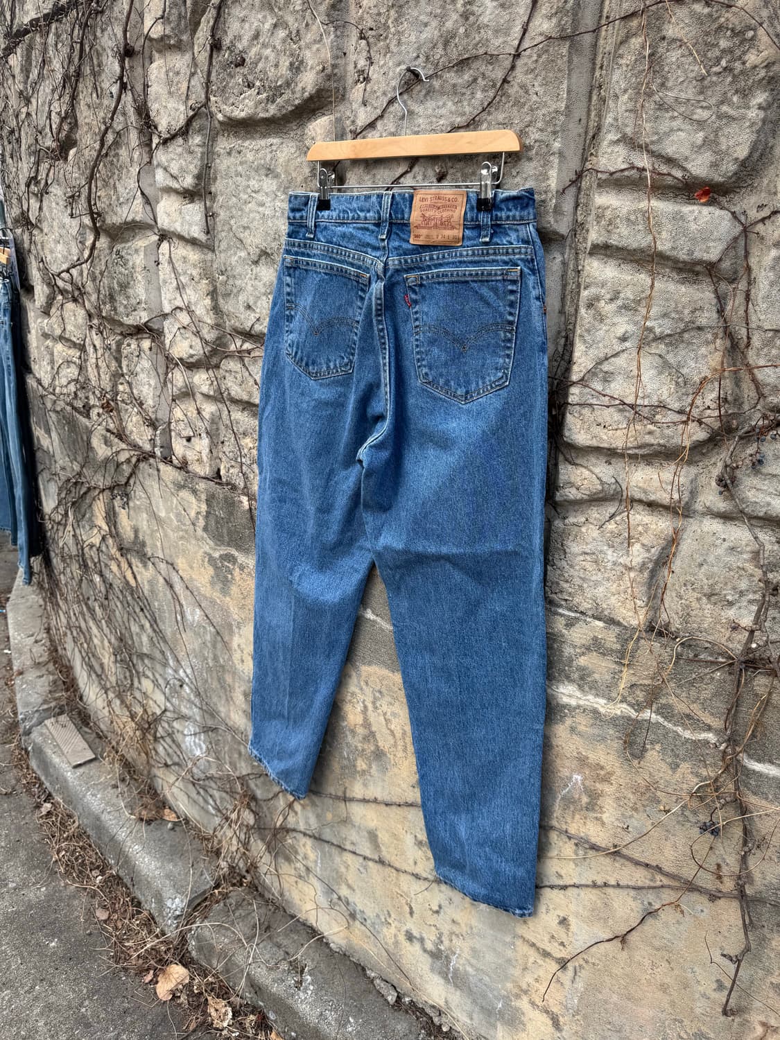 90s 리바이스 빈티지 560 루즈 테이퍼드핏 워싱 데님 팬츠 상품이미지4