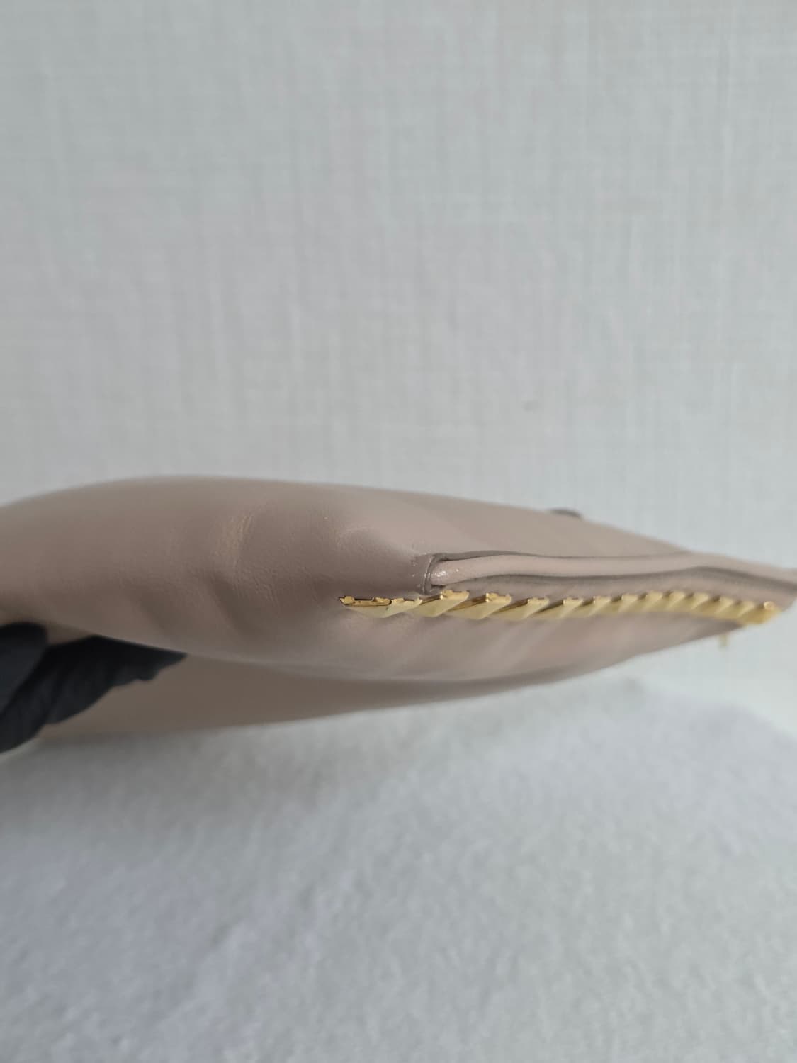 미우미우 스터드 클러치백 (베이지/핑크톤) 상품이미지5