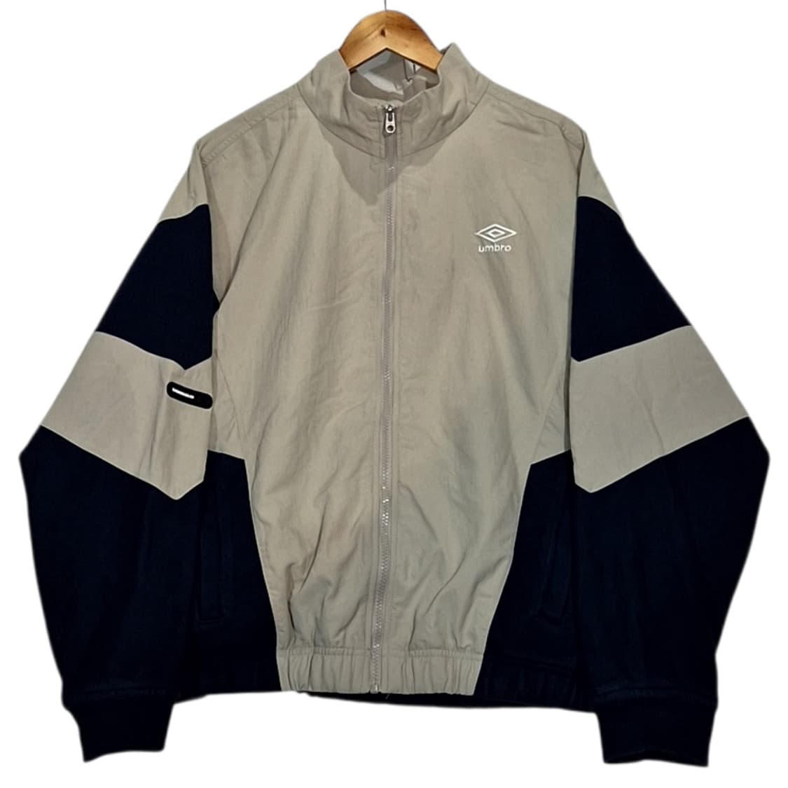 엄브로 빅로고 배색 바람막이 상품이미지1