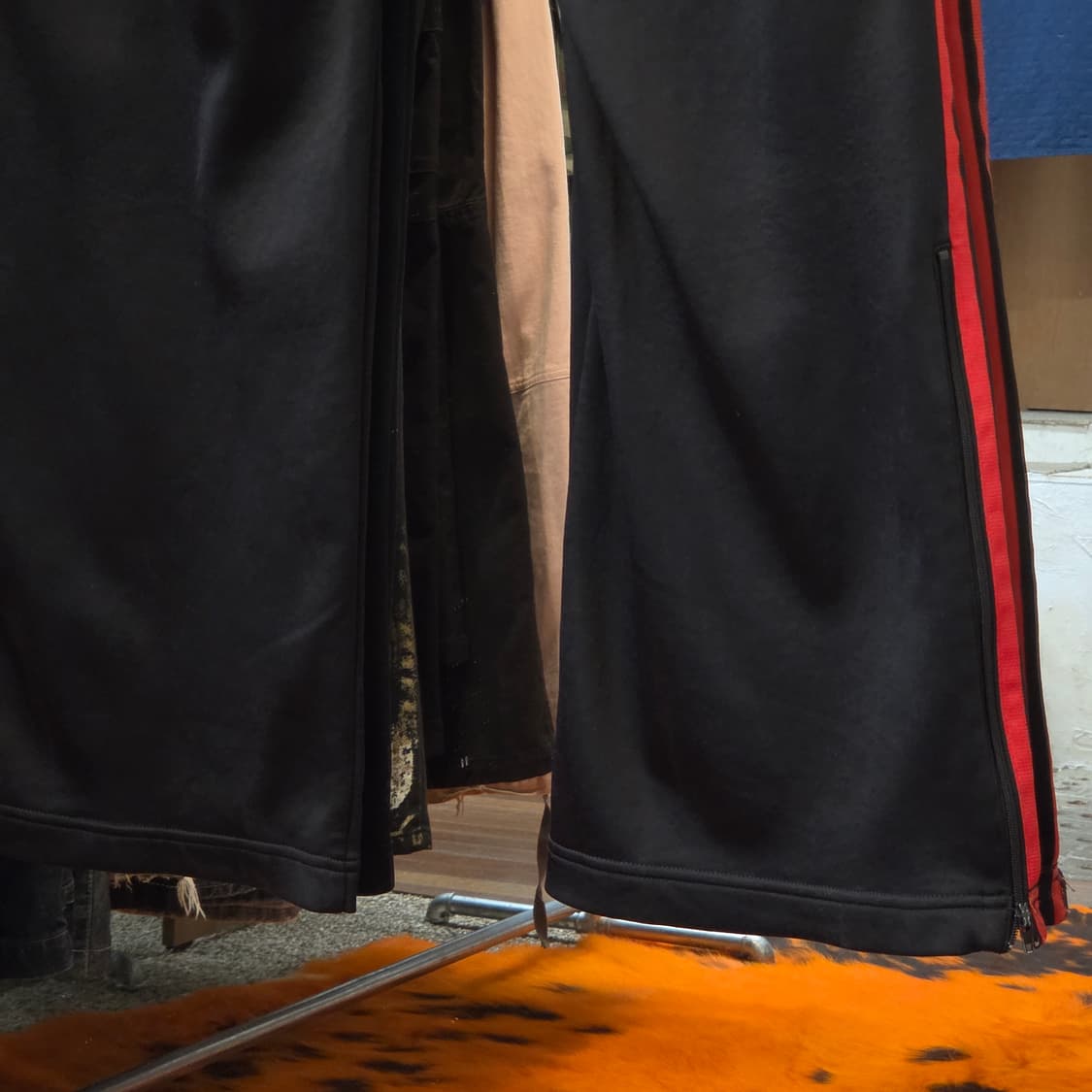 아디다스 블랙 앤 레드 트랙 팬츠 상품이미지7