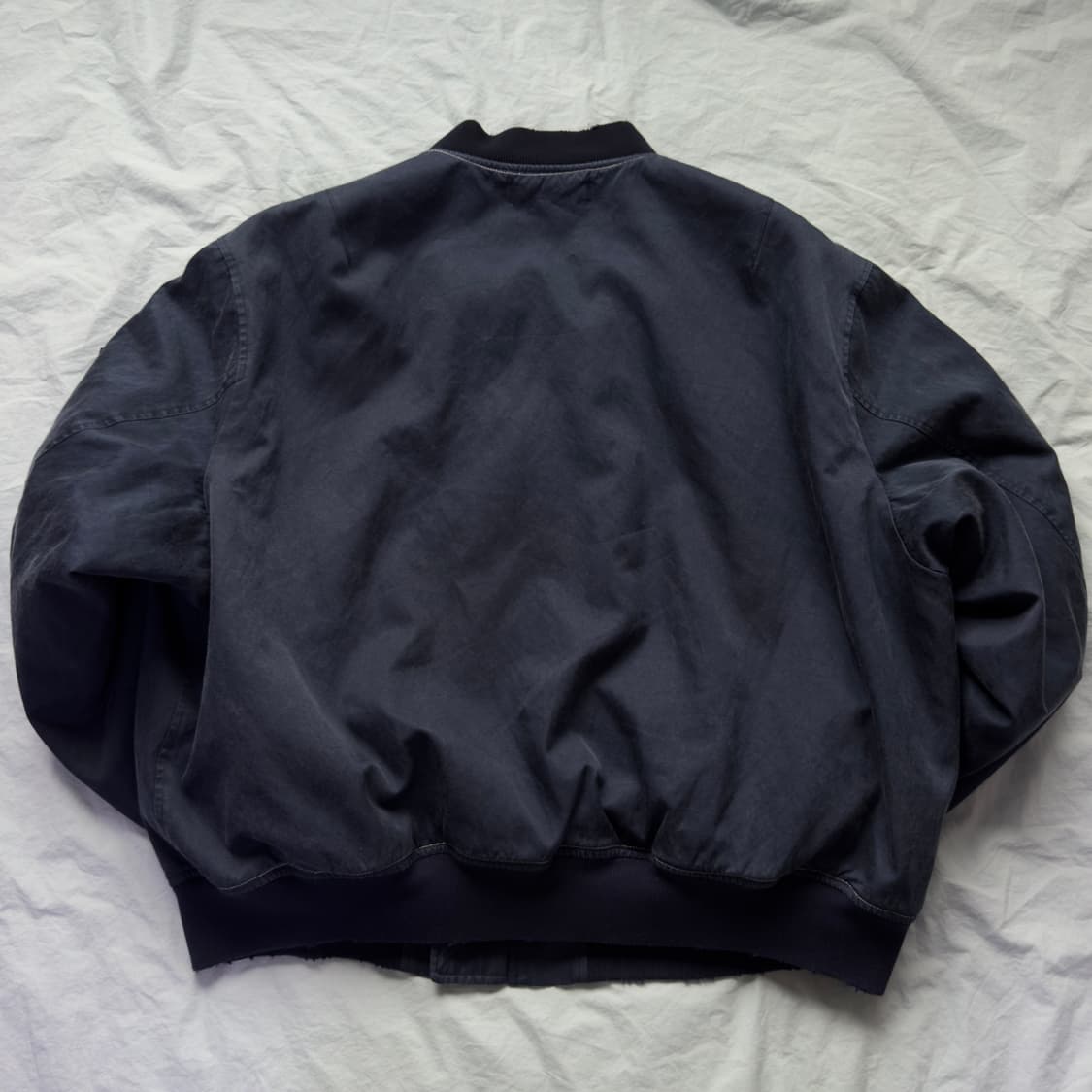 [5] 아프레쎄 25AW 빈티지 실크 플라이트 자켓 네이비 상품이미지9