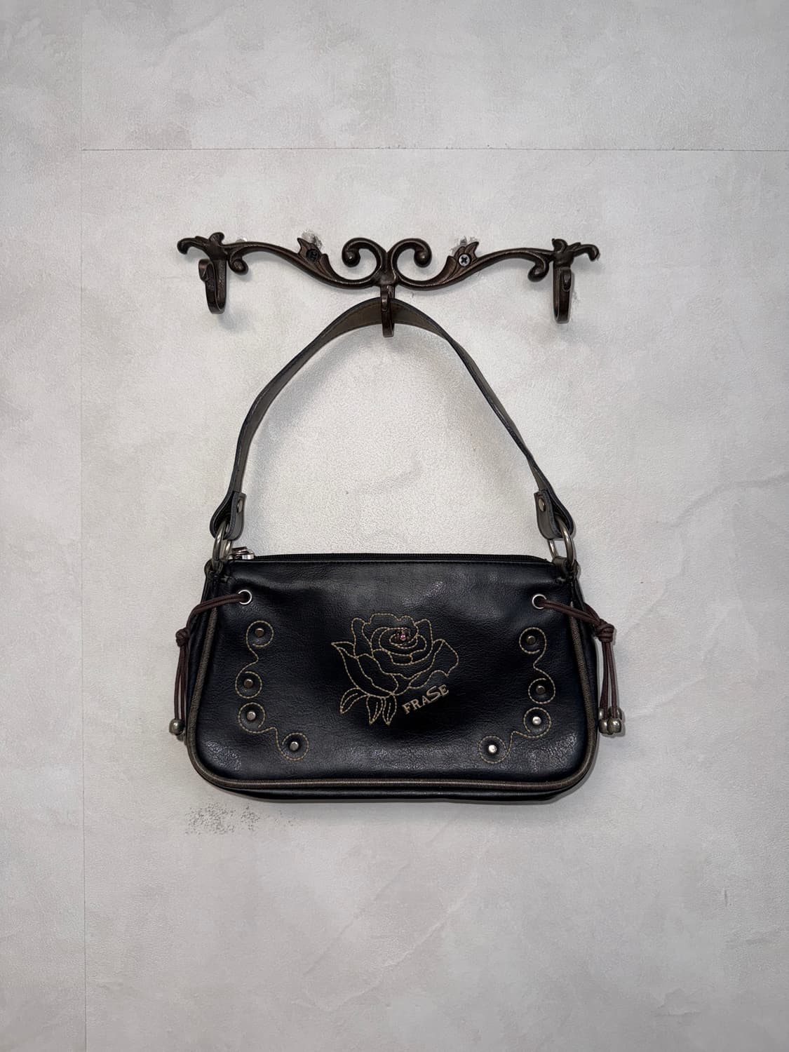 Black flower stitch stud shoulder bag 상품이미지1