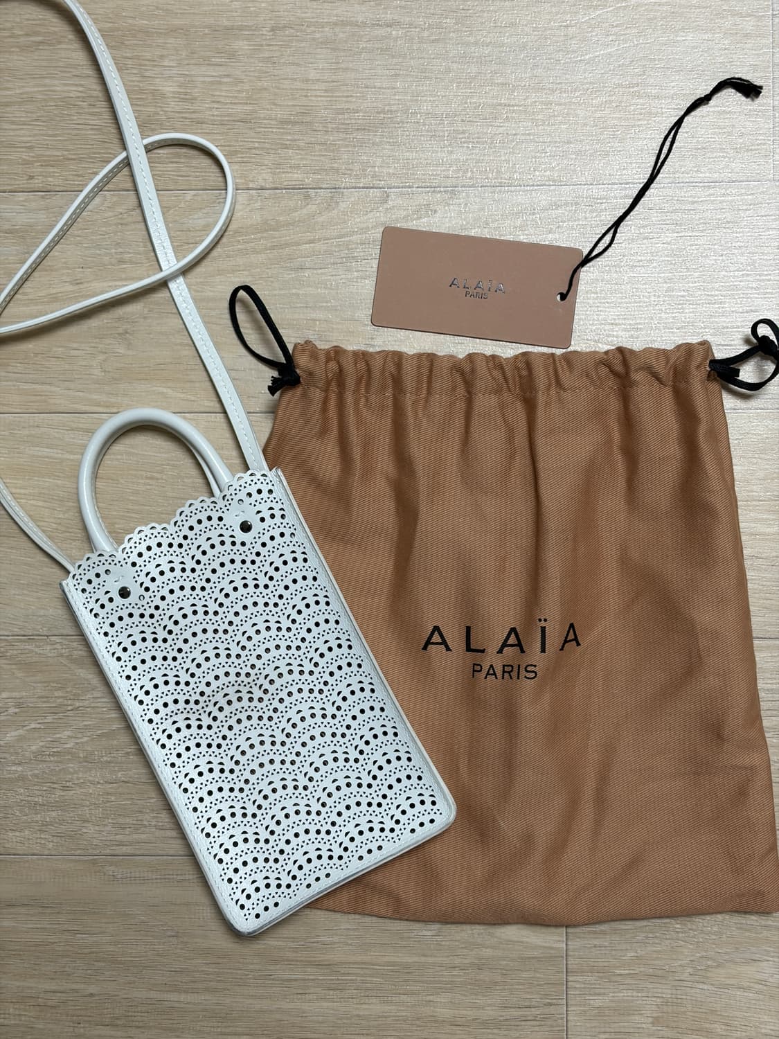 (신민아 착용) 알라이아 미나 레이저컷 가랑스 미니백 상품이미지4