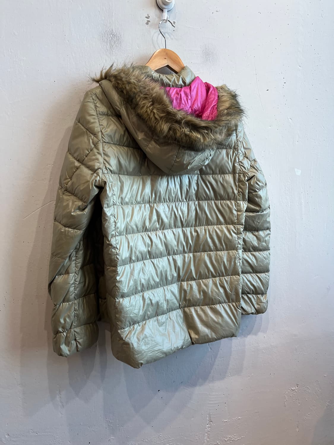 아디다스 재팬 핑크로고 퍼 다운 경량패딩 상품이미지3