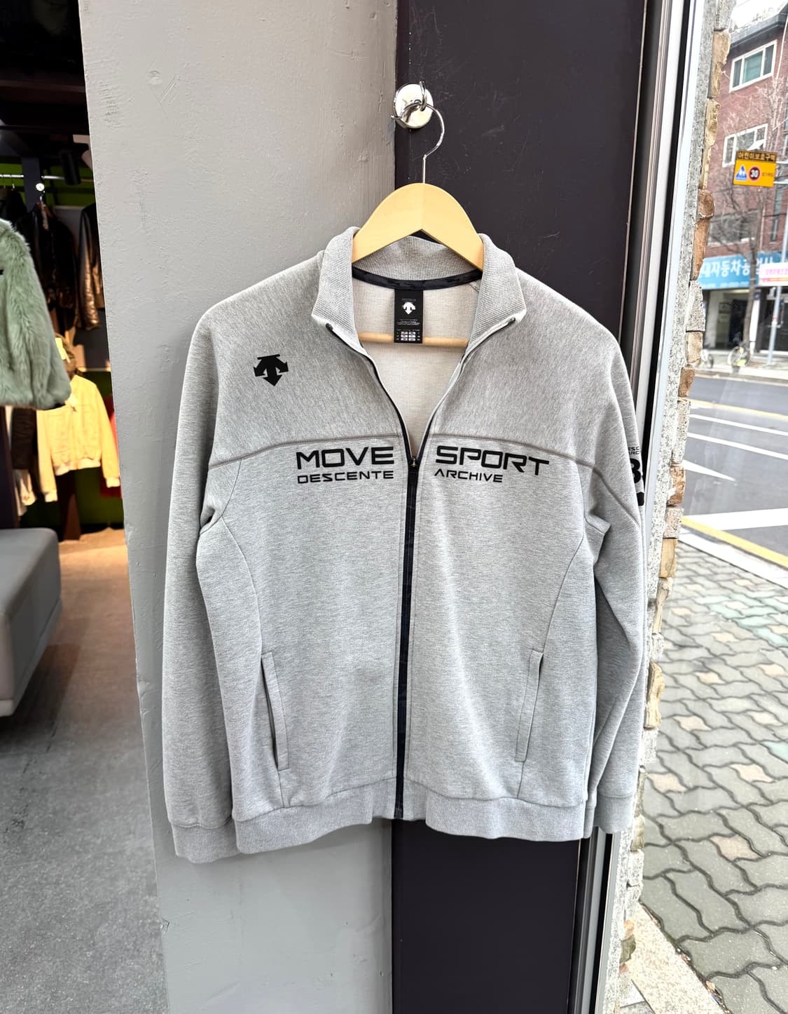 100/ 데상트 35주년 무브스포츠 집업 상품이미지2