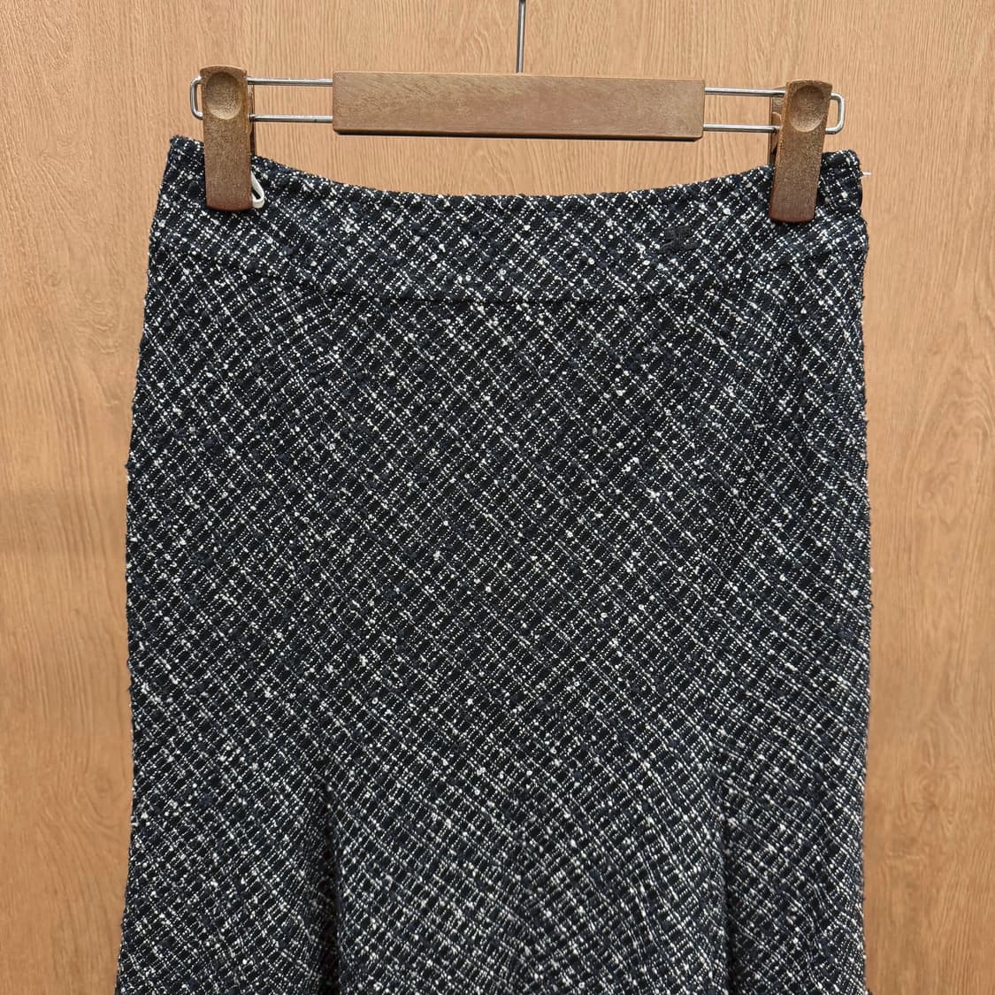 꾸레쥬 트위드 미디 스커트 밑단 프린지 디테일 플레어핏 블랙 상품이미지4