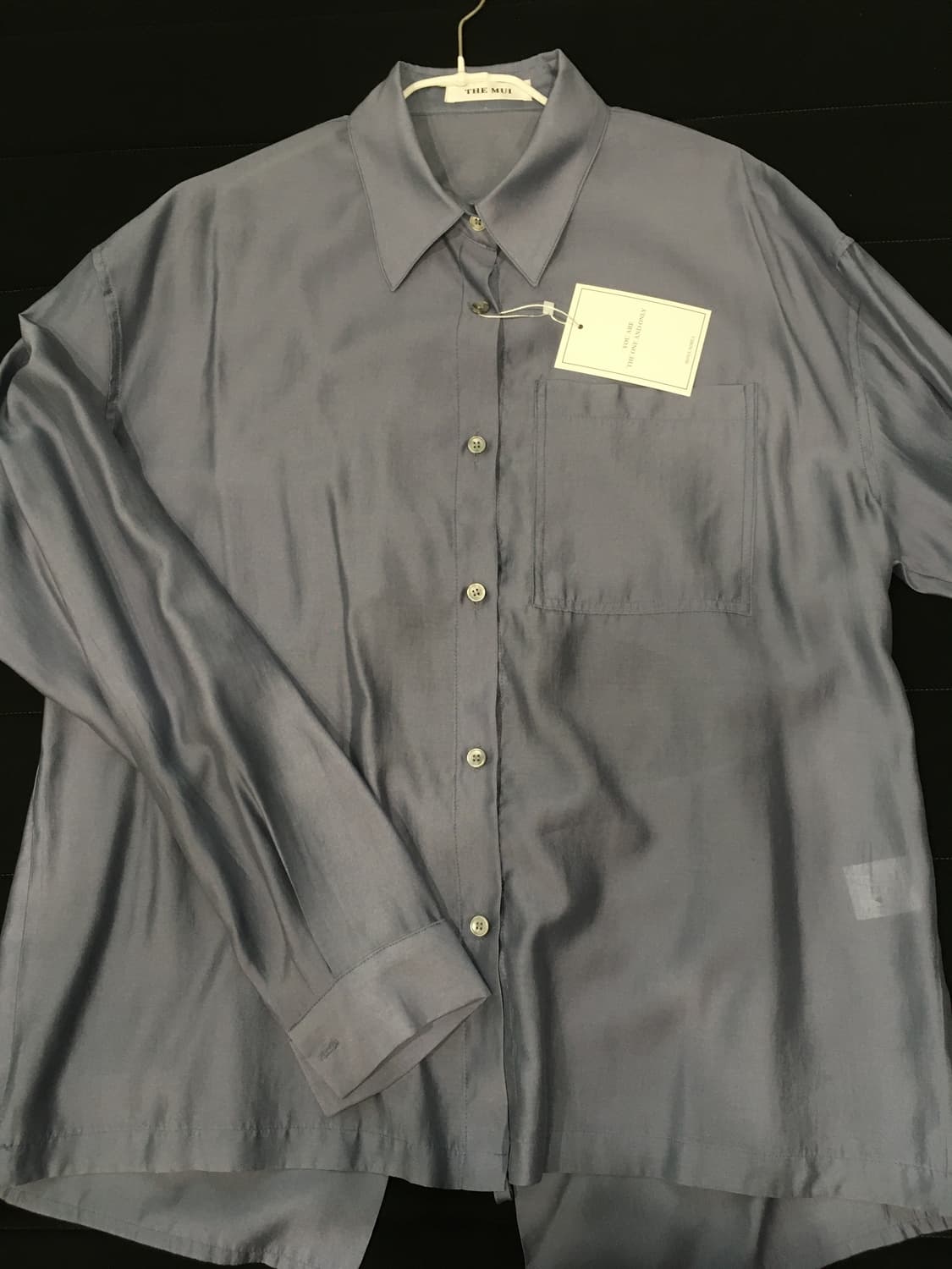 the mui 블루 셔츠 (윤비누 착용) 상품이미지1