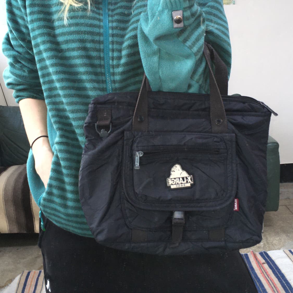 투티/0376 X LARGE 블랙 자수 로고 가방 토트백 상품이미지1