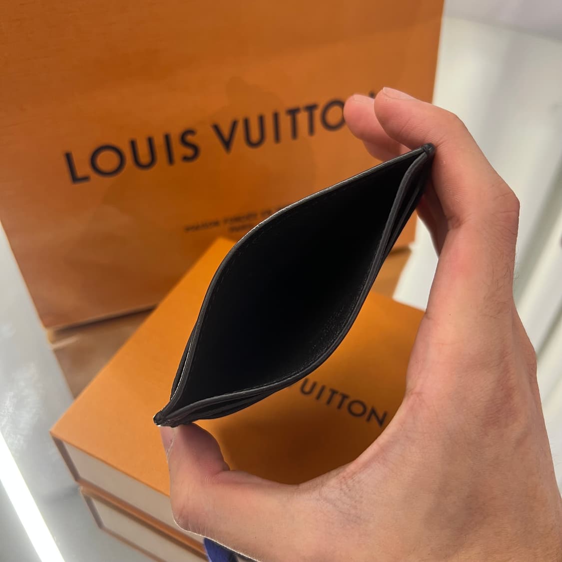 루이비통 신형 쉐도우 카드지갑 블랙 상품이미지3