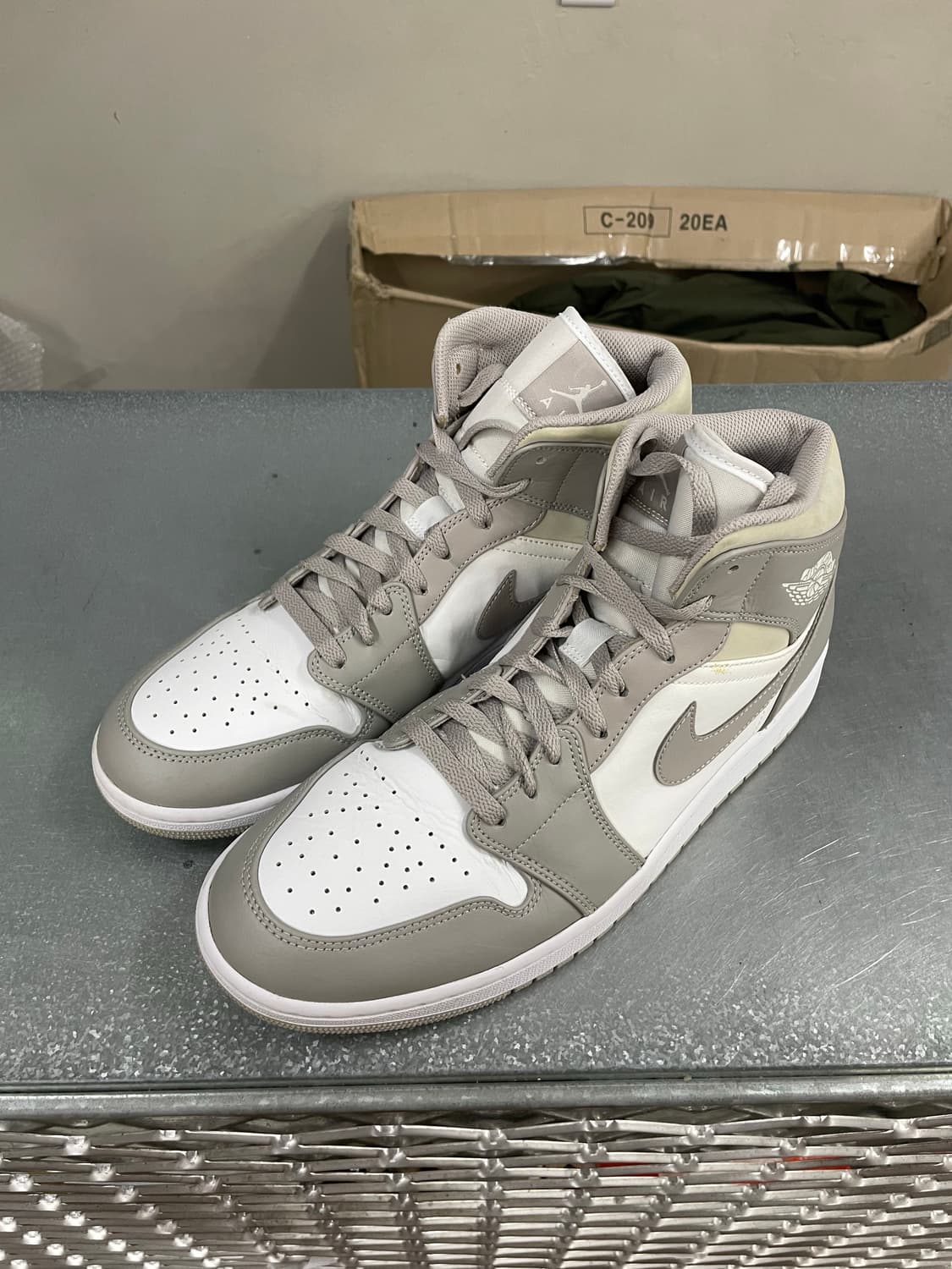 나이키 조던1 미드 컬리지 그레이 300 상품이미지2