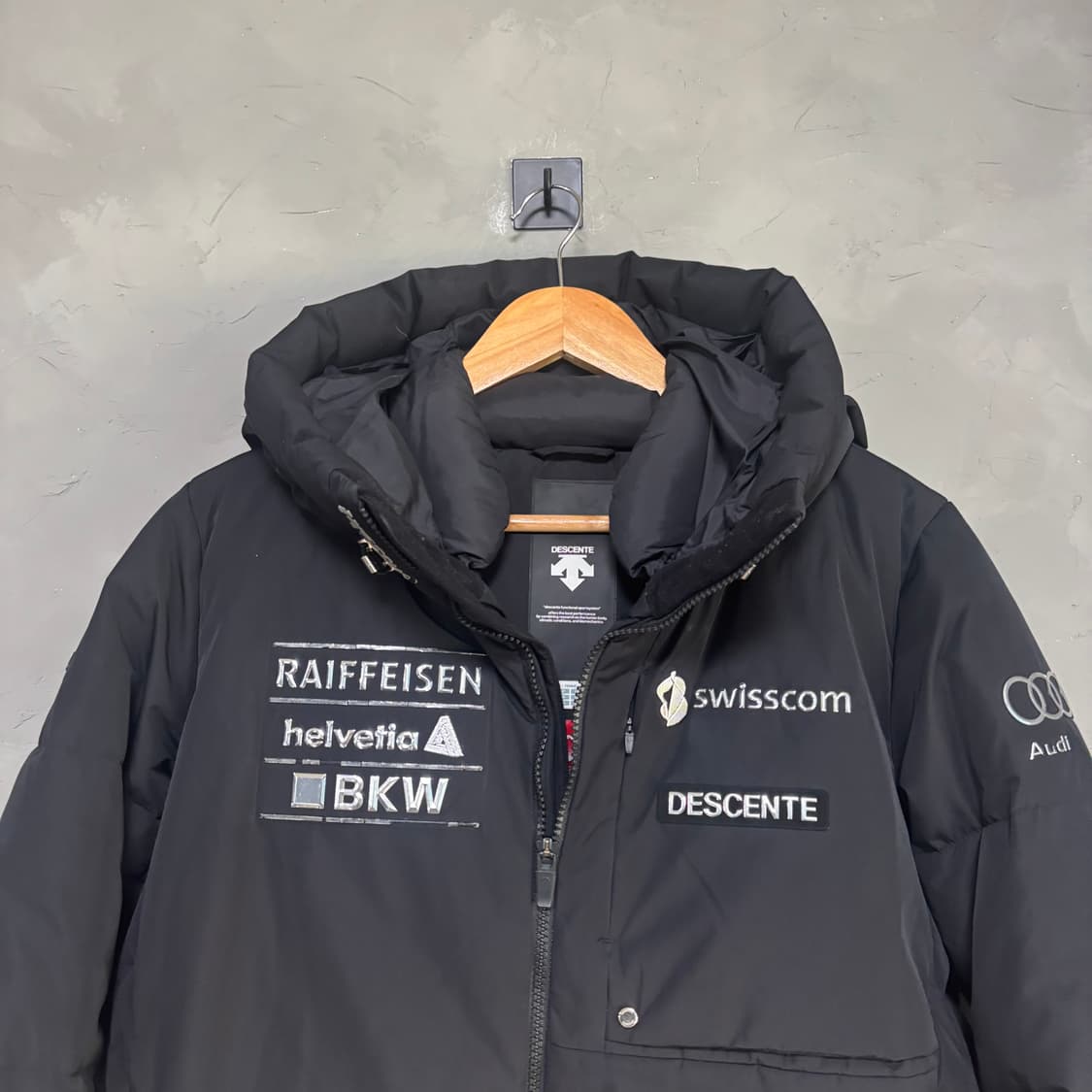 데상트 아우디 스위스 스키팀 덕다운 패딩 상품이미지2