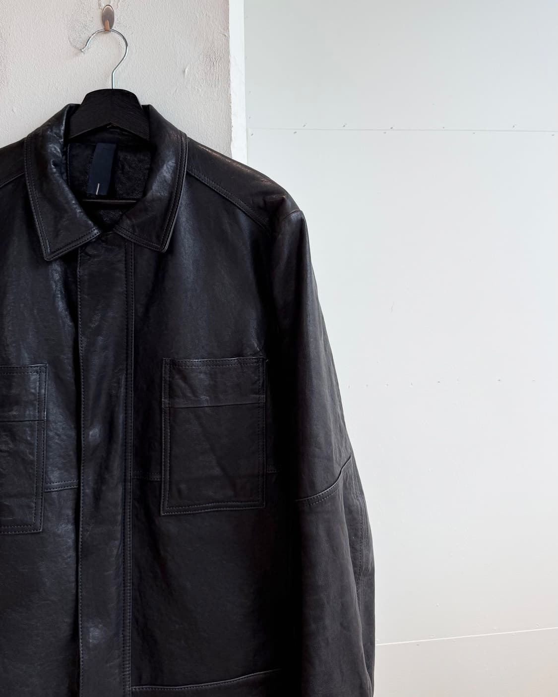 코모도 블랙 바코드 프린팅 쉽스킨 자켓  상품이미지5