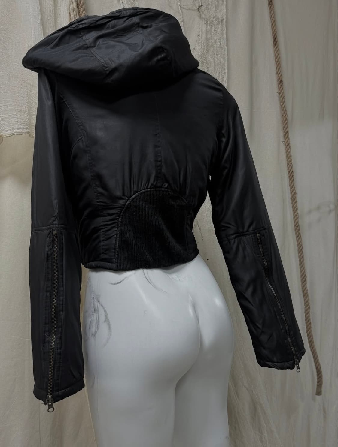 Back Detail Cropped Black Pedding 상품이미지2